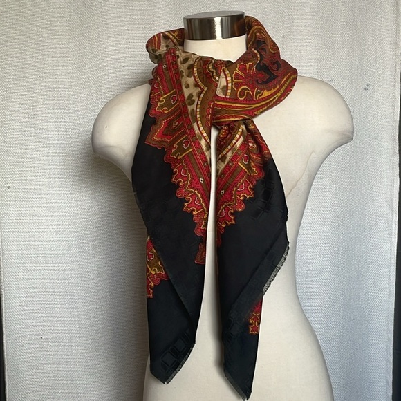 Beautiful wrap/scarf - Picture 3 of 3